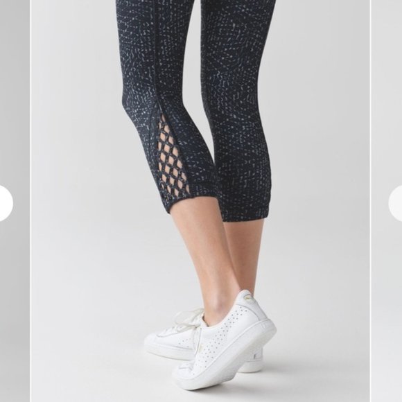 Lululemon True Self Crop II Samba Snake Battleship Black Leggings, Size 6 - Picture 3 of 13